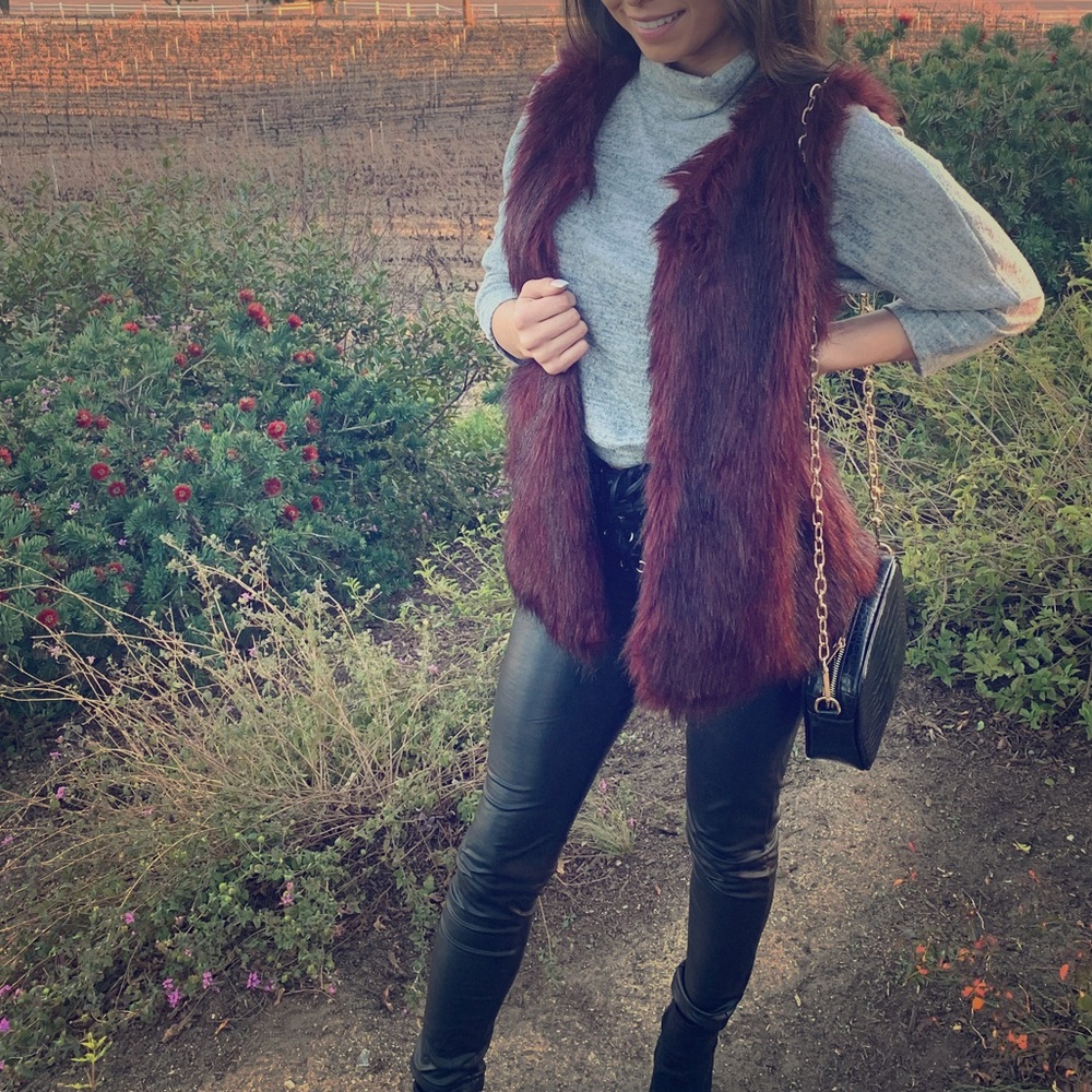 Furry maroon vest super thick and comfortable - Picture 1 of 3